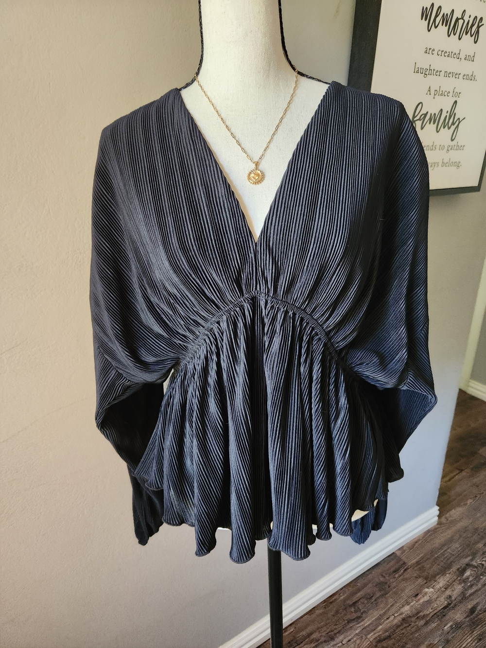 Abercrombie & Fitch Pleated V-Neck Flowy Women's Top in Charcoal Black